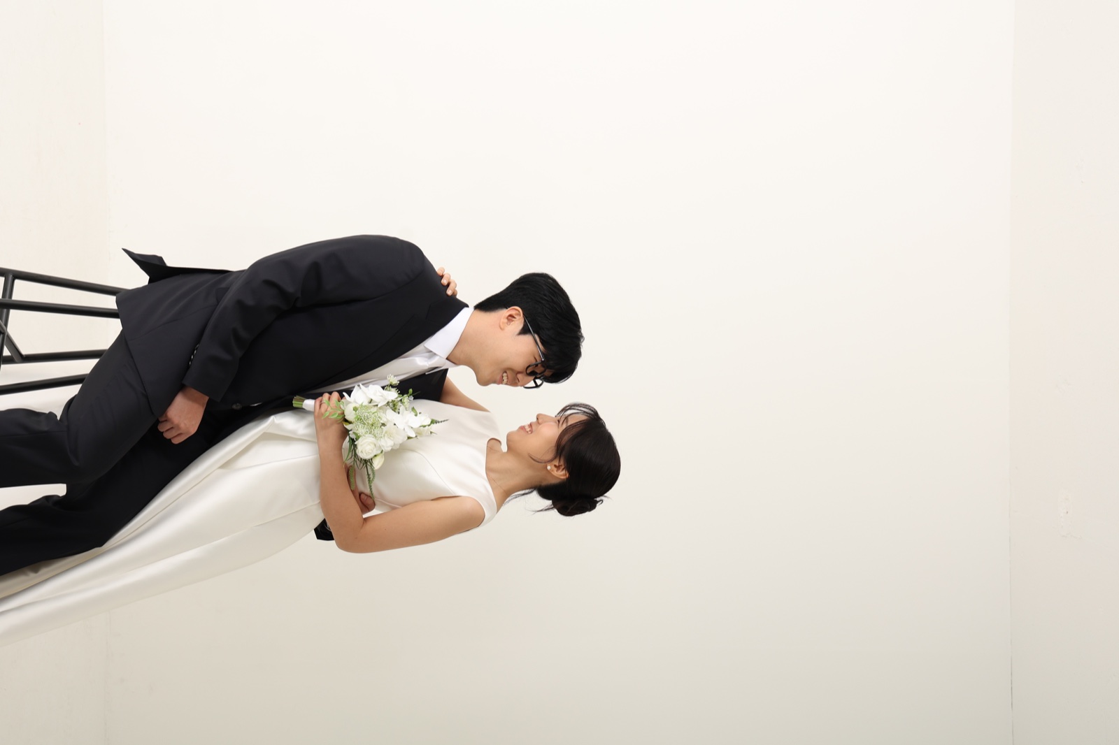 서로를 바라보는 {{groom}}과 {{bride}}