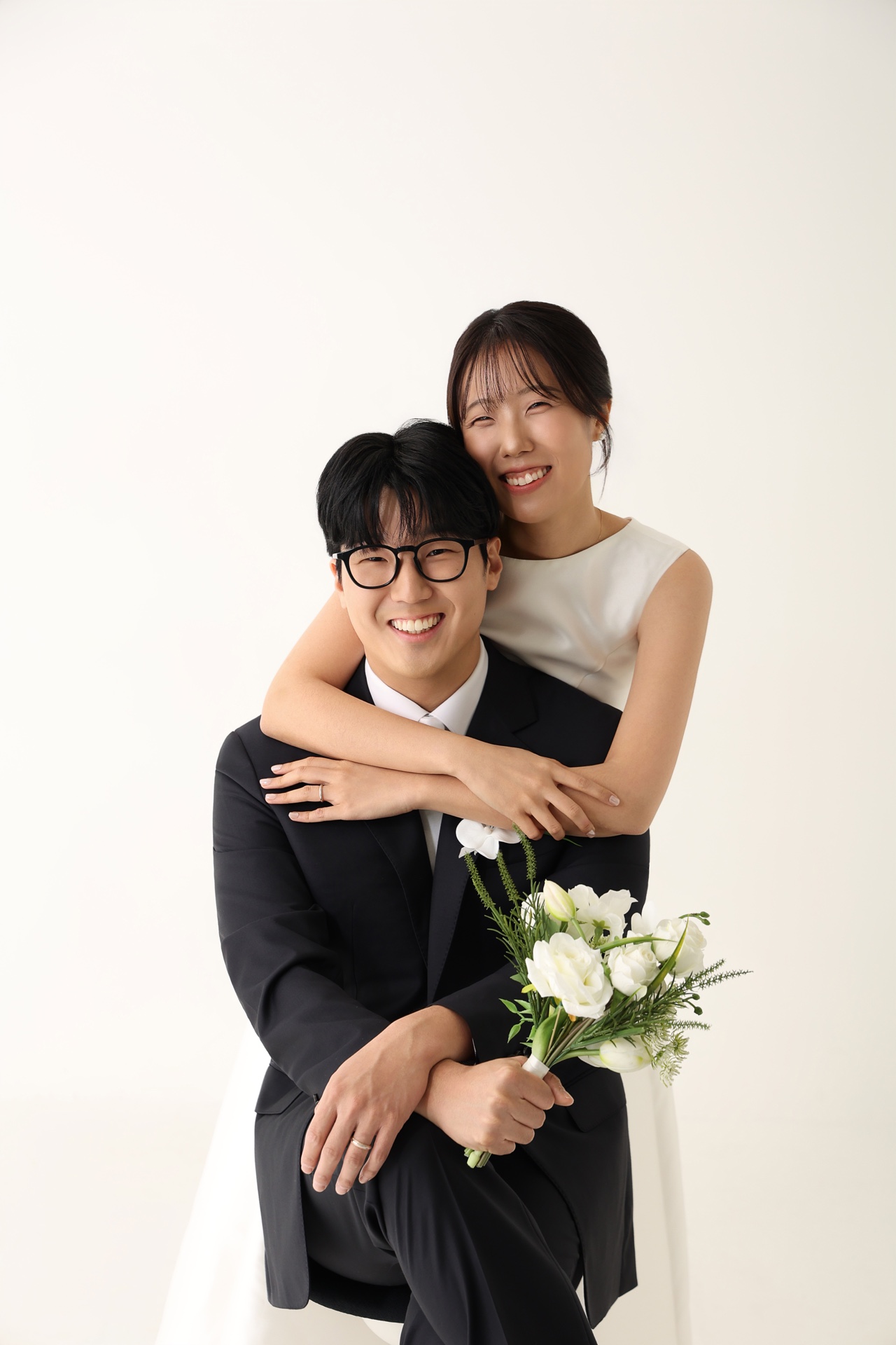 뒤에서 어깨를 안고 환하게 웃는 두 사람