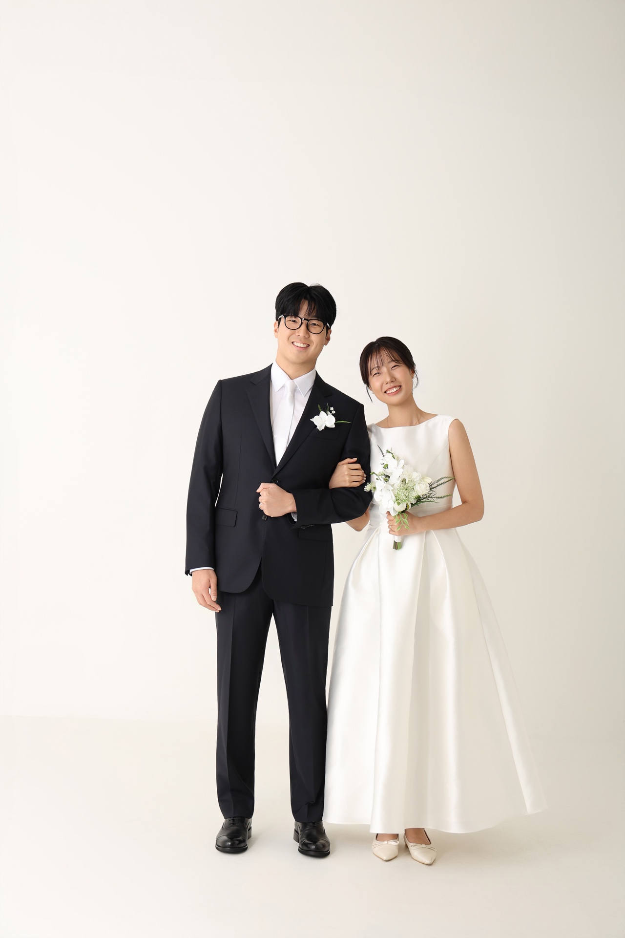 나란히 서서 팔짱을 끼고 웃는 두 사람