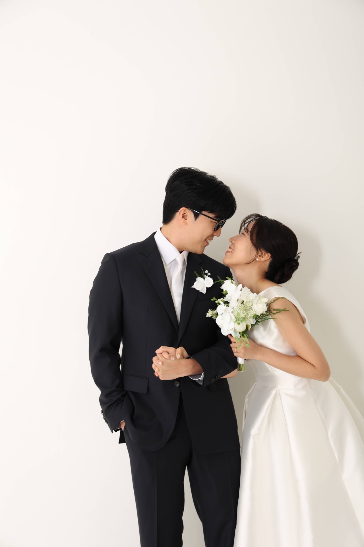 손을 맞잡고 가까이 서로를 바라보는 두 사람