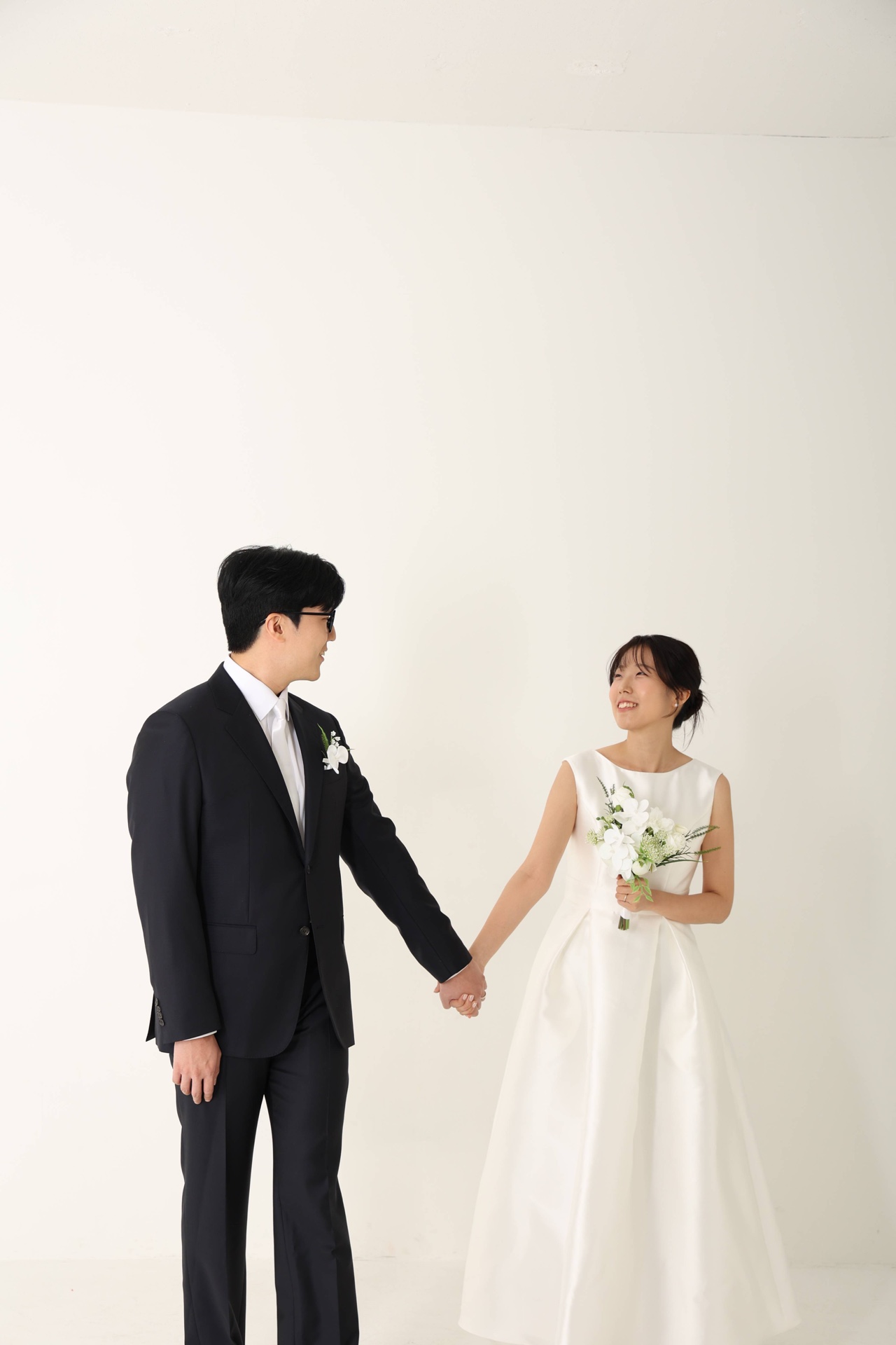 손을 잡고 마주 보며 웃는 두 사람